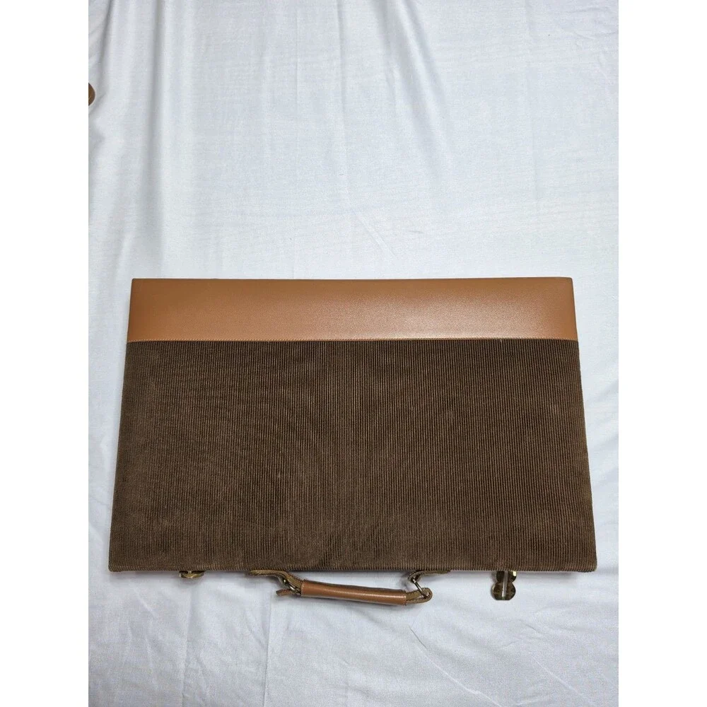 Vintage Bill Blass Designer Backgammon set complete W/original booklet.